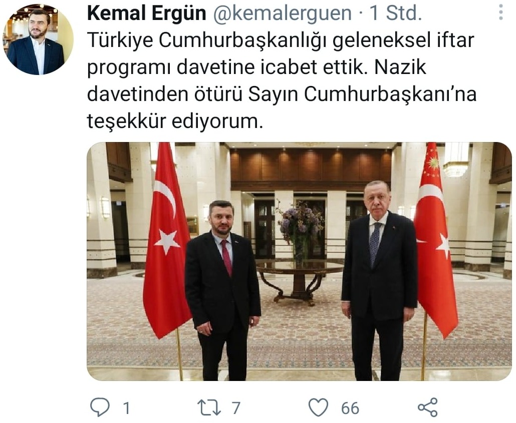 Bildschirmfoto eines Kurznachrichtenbeitrags von Kemal Ergün, darin ein Foto, das ihn neben dem türkischen Staatspräsidenten zwischen zwei türkischen Flaggen zeigt.